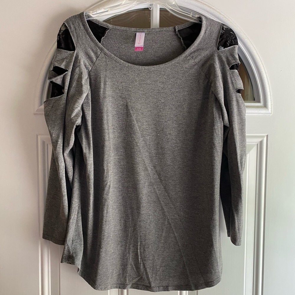 Long sleeve with lace peep